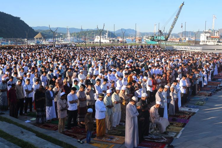 Foto : Ribuan umat muslim menggelar Shalat Idul Fitri di Waterfront Labuan Bajo, Kecamatan Komodo, Kabupaten Manggarai Barat, pada Sabtu (22/42023).