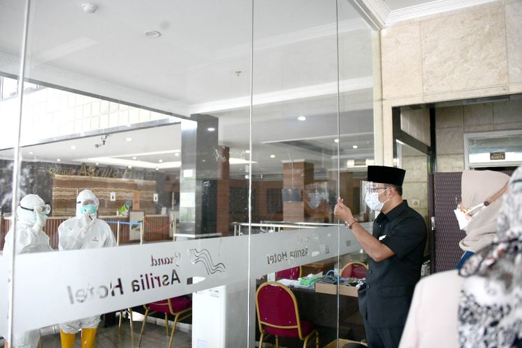 Gubernur Jawa Barat Ridwan Kamil saat meninjau penanganan pasien Covid-19 di Hotel Grand Asrilia, Kota Bandung beberapa waktu lalu. Pemdaprov Jabar mengaktifkan gedung non-rumah sakit untuk mengurangi beban keterisian rumah sakit. 
