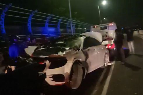 Kecelakaan di Flyover Patal Senayan, Mercedes Benz E 300 Ringsek