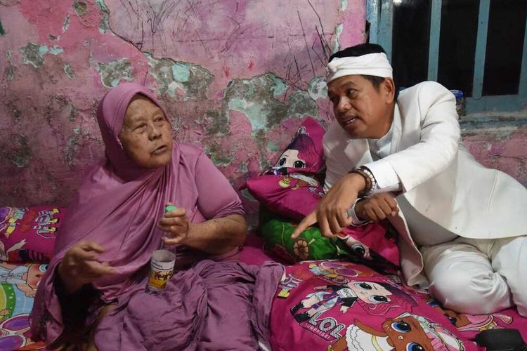 Dedi Mulyadi mengunjungi Ibu Rodiah (72), seorang ibu yang digugat 5 anak kandungnya terkait warisan, Selasa (7/12/2021).