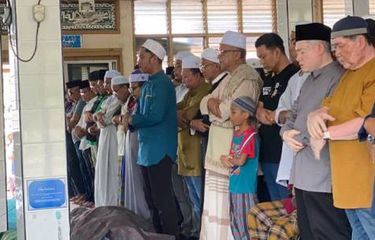 Abdul Rahman (depan) mengimamkan solat jenazah ibu bapanya serta adik-adiknya. 