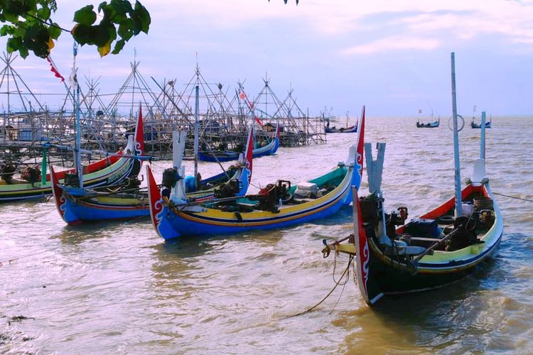 Ratusan nelayan di Kabupaten Pamekasan, Jawa Timur sudah hampir sebulan tidak melaut. Mereka kesulitan untuk mendapatkan rekomendasi penebusan solar karena peraturan yang ribet bagi nelayan.