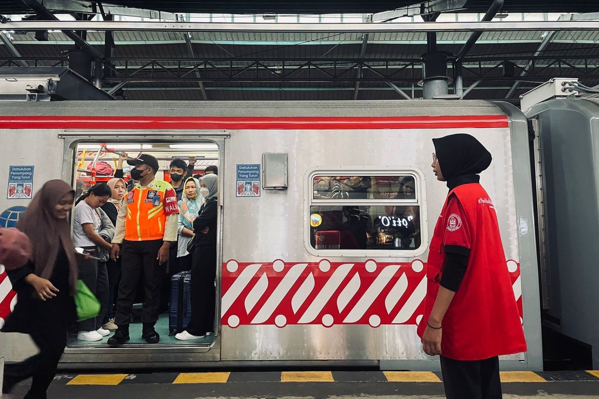 Commuter Line Yogyakarta-Palur pada masa libur Lebaran 2025.