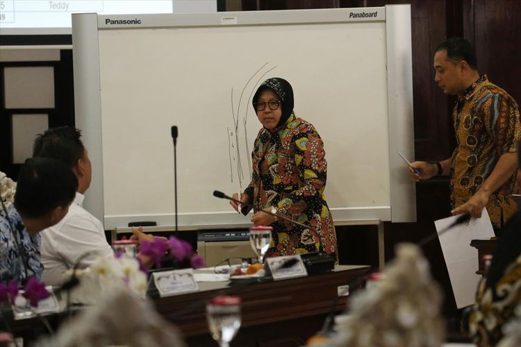 Wali Kota Surabaya Tri Rismaharini beserta jajarannya saat menggelar rapat bersama dengan para pengembang untuk mempercepat pembangunan Jalan Luar Lingkar Barat (JLLB) di ruang sidang wali kota, Balai Kota Surabaya, Kamis (1/8/2019).