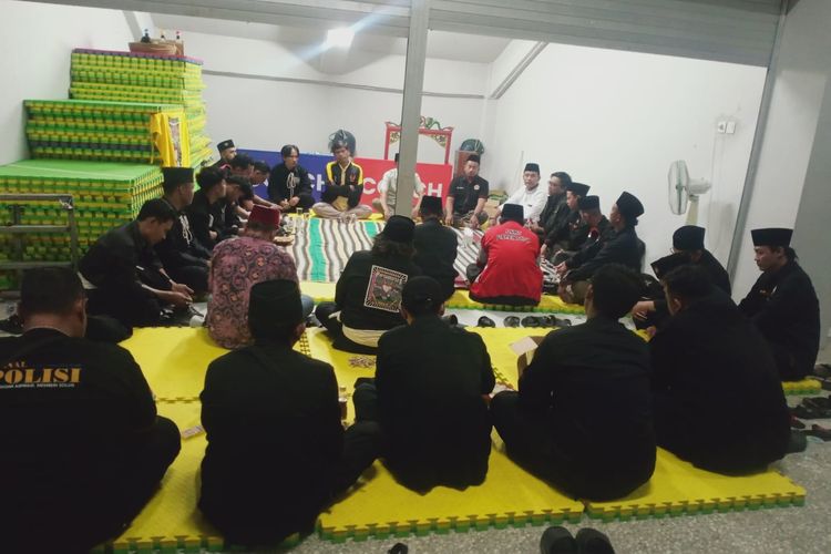 Puluhan Anggota PSHT Berpakaian Sakral Datangi Kantor Ipsi Pamekasan, Meminta Hak