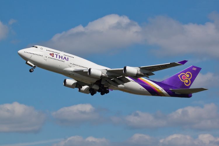 Ilustrasi Thai Airways Boeing 747 taking off dari London Heathrow Airport, London. 