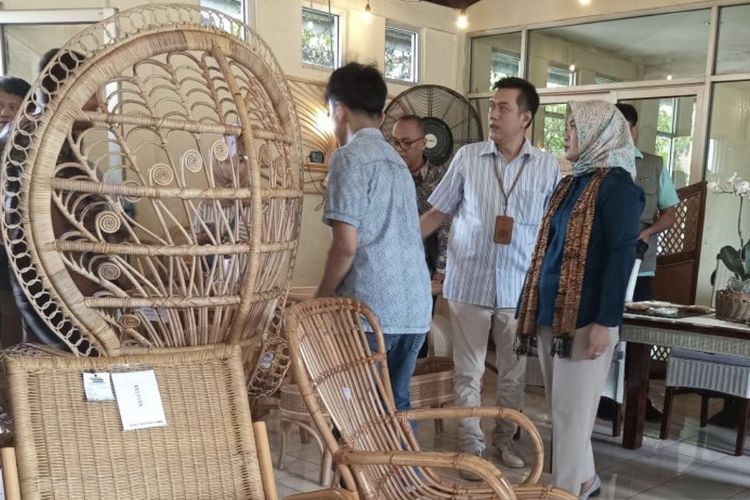 Kepala Disperindag Jabar Noneng Komara Nengsih (kanan) saat meninjau pameran produk rotan di Cirebon, Jawa Barat, Selasa (30/4/2024).