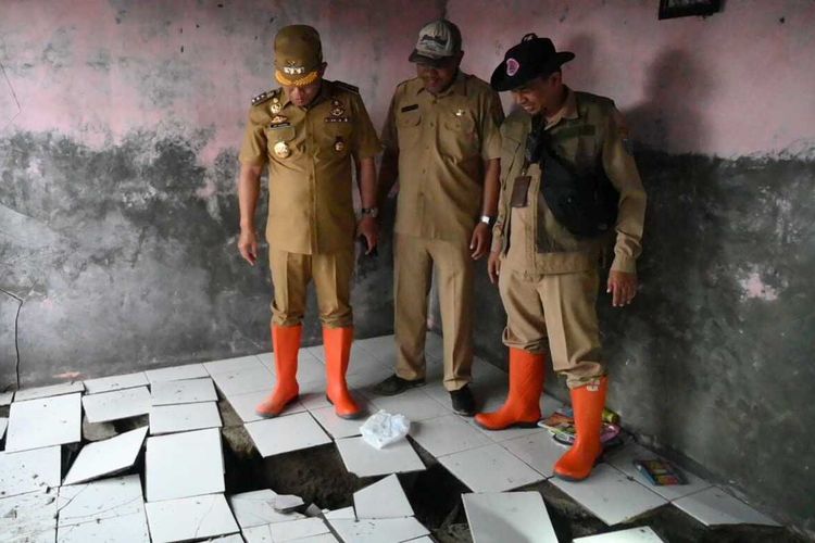 Bupati Arif Sugiyanto (kiri) meninjau lokasi rumah terdampal pergerakan tanah di Dukuh Rawabayem, Desa Plumbon, Kecamatan Karangsambung, Kabupaten Kebumen, Jawa Tengah, Senin (10/10/2022).