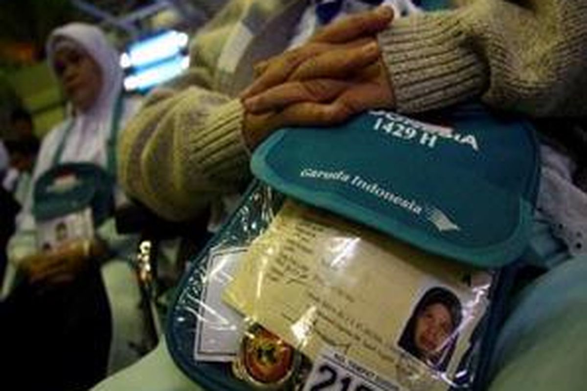 Calon haji kloter pertama embarkasi Jakarta menunggu keberangkatan di Terminal Haji, Bandara Sukarno Hatta, Jakarta, Rabu (5/11).