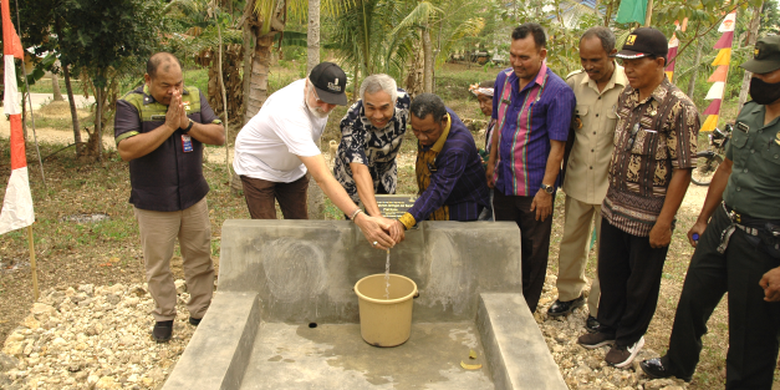 Teleperformance Indonesia membantu penyediaan sarana jaringan air bersih di Kampung Prai Nyou, Desa Mamodu, Kecamatan Wanukaka, Kabupaten Sumba Barat, Nusa Tenggara Timur, 29 September 2022.
