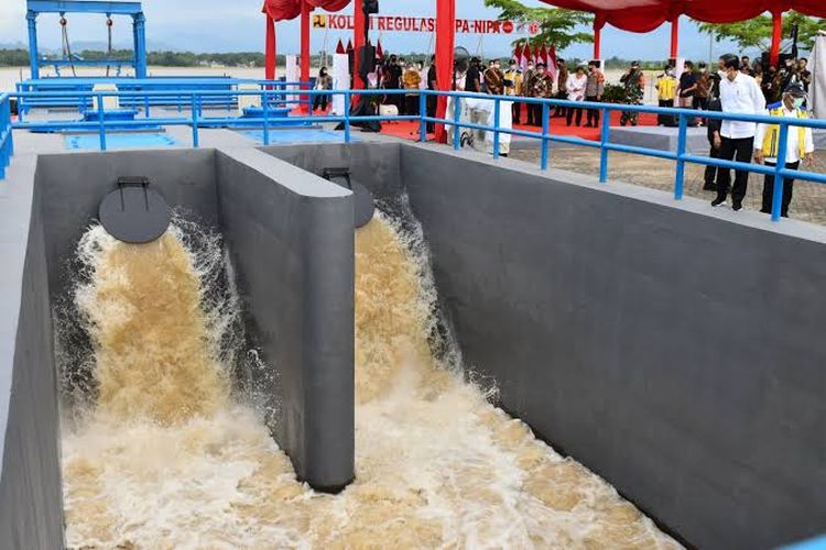 Presiden Jokowi meresmikan Kolam Regulasi Nipa-nipa di Maros, Sulsel, Kamis (18/03/2021).