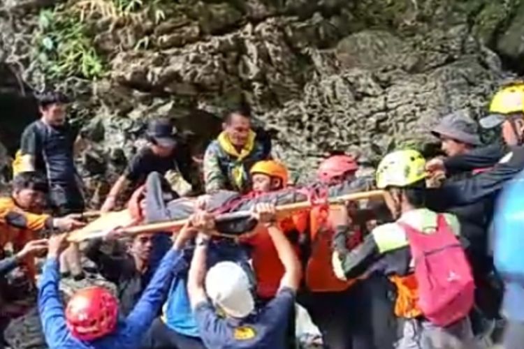 Eva (24), mahasiswi yang dilaporkan hilang oleh rekan-rekannya saat mendaki di Gunung Abbo, Kelurahan Leang-leang, Kabupaten Maros, Sulsel sejak Minggu (6/6/2021) akhirnya berhasil ditemukan selamat, Rabu (9/6/2021).