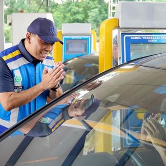 Direktur Utama Jasa Marga Rivan Achmad Purwantono menyapa pengguna jalan tol dan memberikan bingkisan di Gerbang Tol Cililitan sebagai bentuk apresiasi pada Hari Pelanggan Nasional, Kamis (4/9/2025).