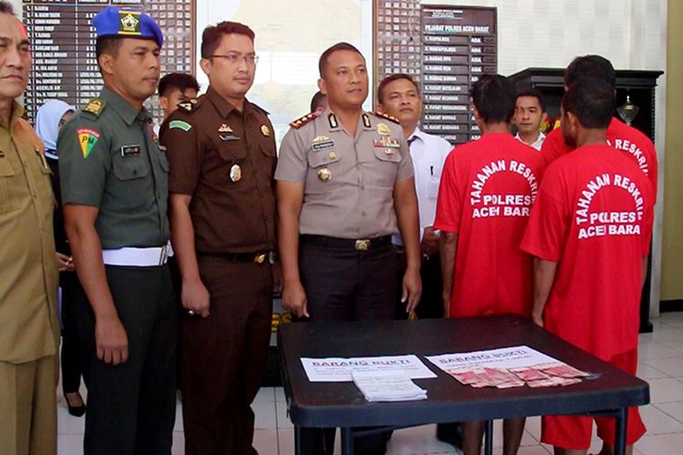 Kepala Dusun AL (47), ketua pemuda JD (45), dan anggota Tuha Peut Gampong Leuhan MJ (68) di Dusun Raja Aceh, Kecamtan Johan Pahlawan, Kabupaten Aceh Barat, ditangkap tim Saber Pungli Aceh Barat, Senin (17/04/17).