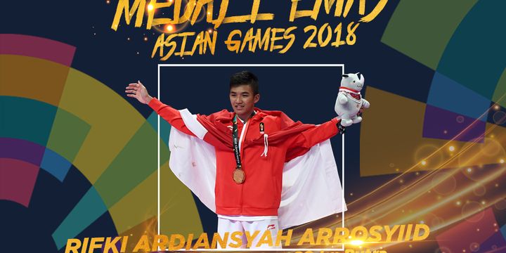 Karateka Indonesia, Rifki Ardiansyah Arrosyiid meraih medali emas pada nomor kumite -60 kg putra setelah mengalahkan karateka asal Iran, Amir Mahdi Zadeh (26/08/2018).
