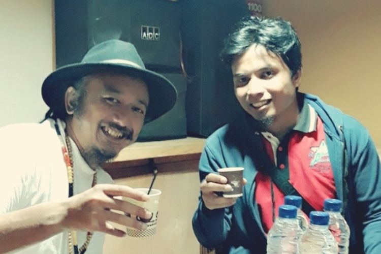 Penyanyi Reggae, Ras Muhamad, saat menikmati secangkir Kopi Araibika Gayo bersama Kontributor Kompas,com, Iwan Bahagia, Sabtu (21/10/2018). Ras Muhamad menyambangi kota dingin itu dalam even J Live Concert yang berlangsung di Pahlawan Coffee Shop, Takengon, Aceh Tengah.