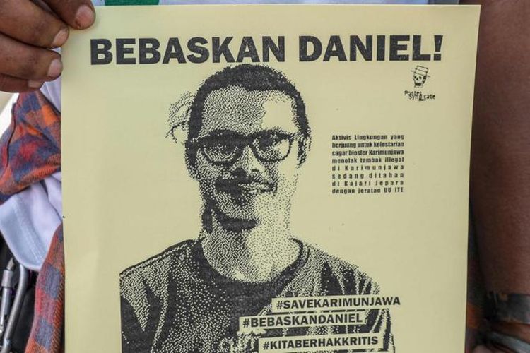 Aktivis lingkungan yang tergabung dalam #SAVEKARIMUNJAWA membawa poster dukungan pembebasan Daniel Frits Maurits Tangkilisan yang terjerat kasus UU ITE setibanya di Pelabuhan Kartini Jepara, Jawa Tengah, Rabu (03/04).
