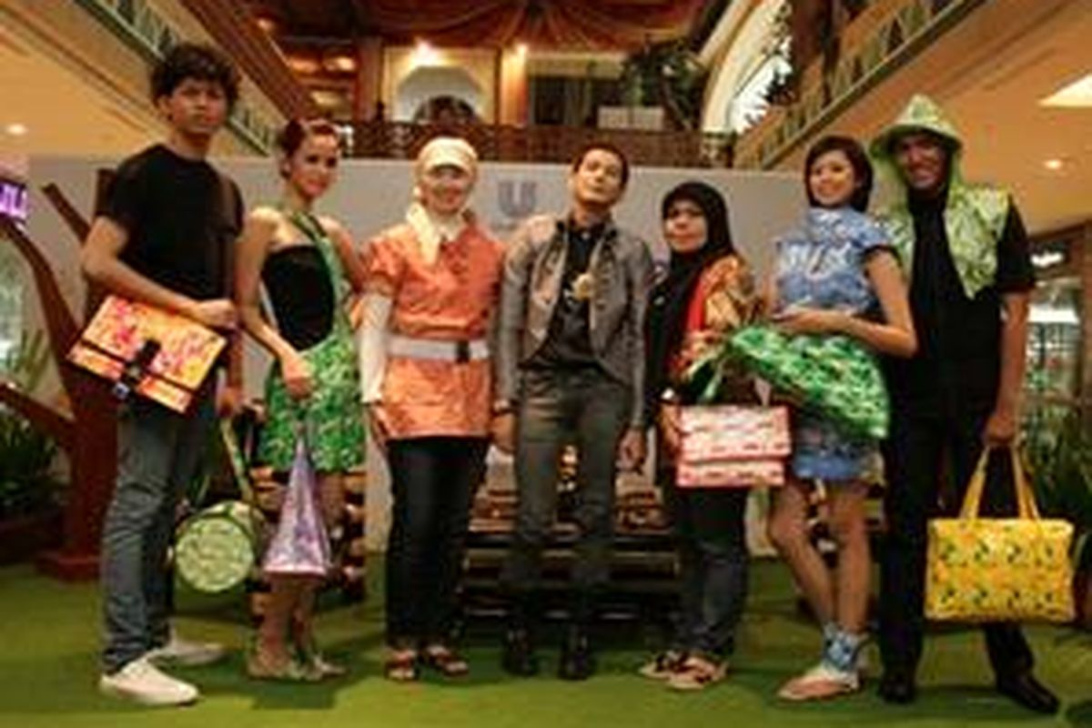Yayasan Unilever Indonesia menggandeng desainer, berkolaborasi dengan pengrajin Trashion, Yanti.