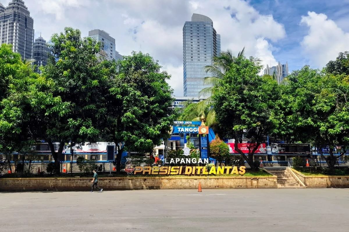 Suasana lapangan parkir Presisi Ditlantas Polda Metro Jaya tampak lengang saat pemberlakuan car free day setiap Jumat, yang mulai diuji coba mulai hari ini, Jumat (3/3/2023). 
