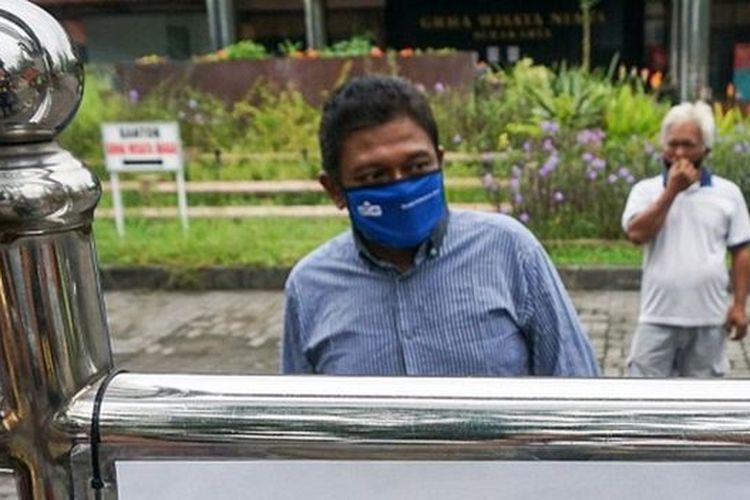 Saya cuma ada dua pilihan, bertahan tapi sekarat di Jakarta tanpa ada bantuan apapun atau pulang ke Solo, ungkap Maulana Arif Budi Satrio, 38 tahun. (BBC News Indonesia/Fajar Sodiq)