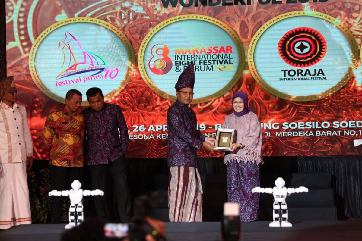 Robot dipakai jasanya pada peluncuran kalender acara pariwisata Sulawesi Selatan 2019.