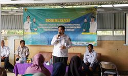 Cegah Stunting, Bupati HST Serahkan Bantuan Makanan Tambahan melalui BKB
