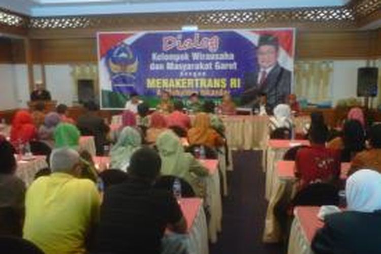 Menakertrans Muhaimin Iskandar dalam acara dialog dengan kelompok wirausaha di hotel Sumber Alam, Garut, Sabtu (5/10/2013) siang.