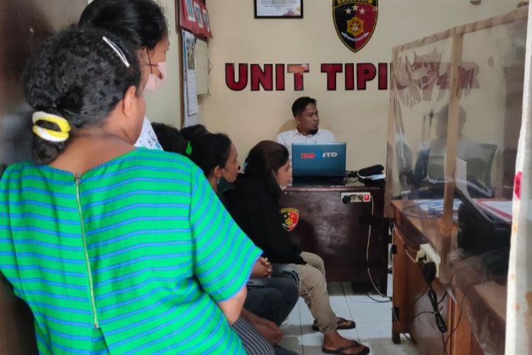 Foto: Enam calon pekerja sedang diperiksa aparat di ruang unit tindak pidana tertentu (Tipiter) Polres Flores Timur, Senin (18/4/2022)