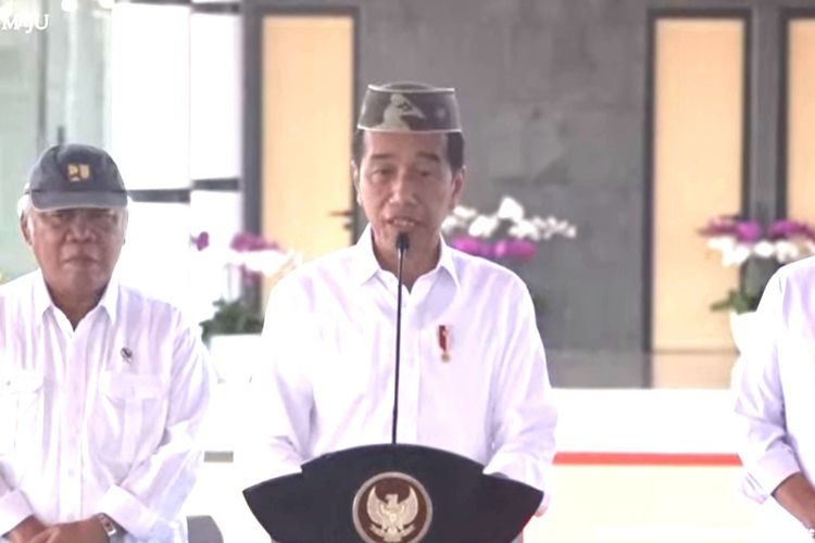 Presiden Joko Widodo didampingi Menhub Budi Karya Sumadi dan Menteri PUPR Basuki Hadimuljono saat meresmikan Bandar Udara (Bandara) Panua Pohuwato yang berada di Kabupaten Pohuwato, Provinsi Gorontalo, pada Senin (22/4/2024).