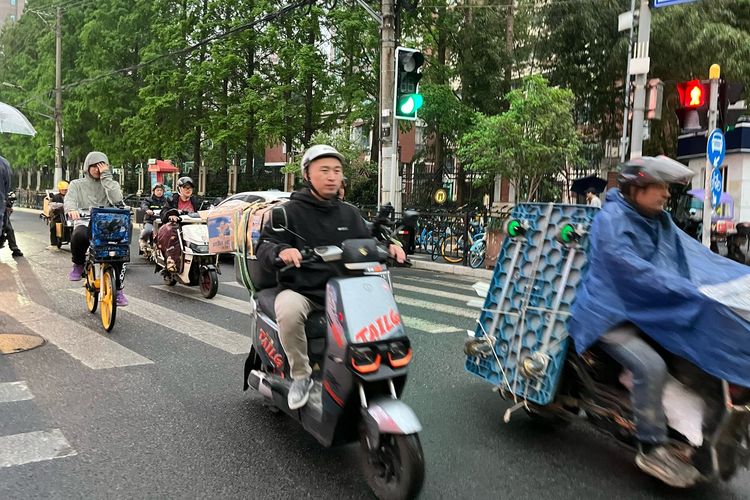 Lalu lintas kendaraan di Kota Shanghai, China.