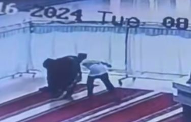 Viral, Aksi Tak Senonoh Bocah yang Ganggu Perempuan Saat Shalat di ...