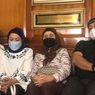 Para Pemain Bajaj Bajuri Jenguk Nani Wijaya di Rumah Sakit 