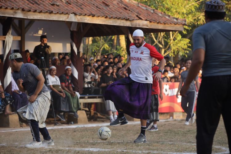 Untuk mengarungi Liga 1 2023-2024 Madura united launching tim dengan cara unik, terlihat Fisioterapi Adriel Pedro Dos Santos saat bermain bola bersama penghuni Pondok Pesantren Al-Hamidy Banyuanyar Pamekasan. 