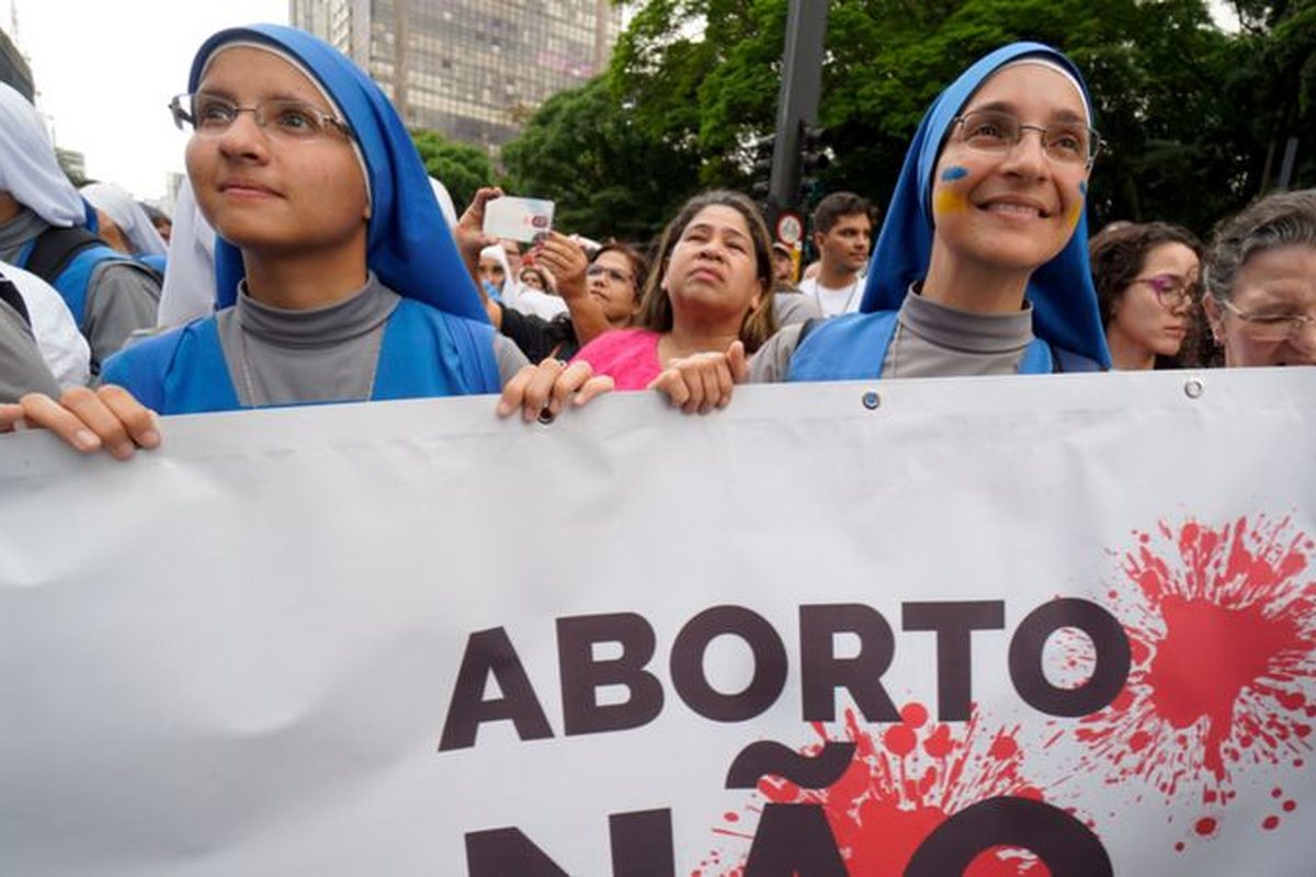 Aborsi tetap menjadi masalah yang sangat memecah belah di Brasil. Para biarawati ini membawa tanda bertuliskan tidak untuk aborsi dalam bahasa Portugis.