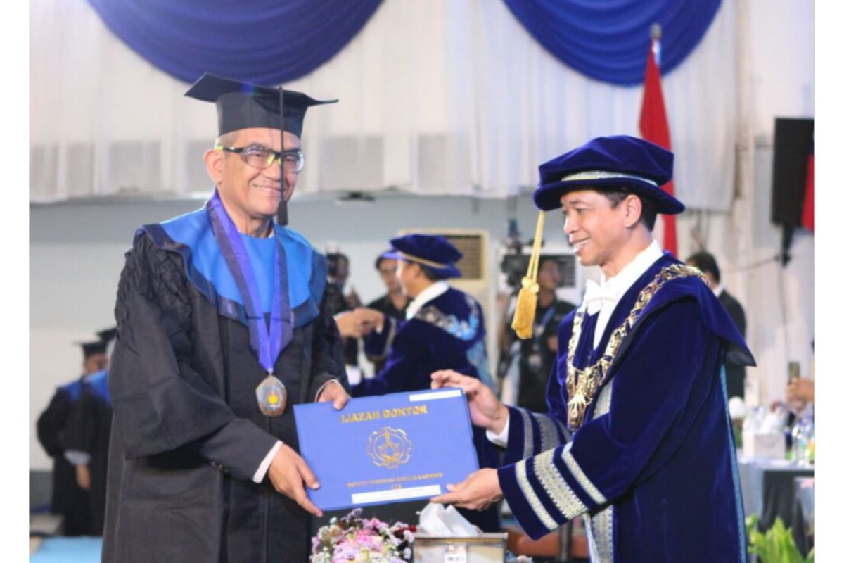 Lulus S3 ITS di Usia 65 Tahun, Siens Jadi Wisudawan Tertua