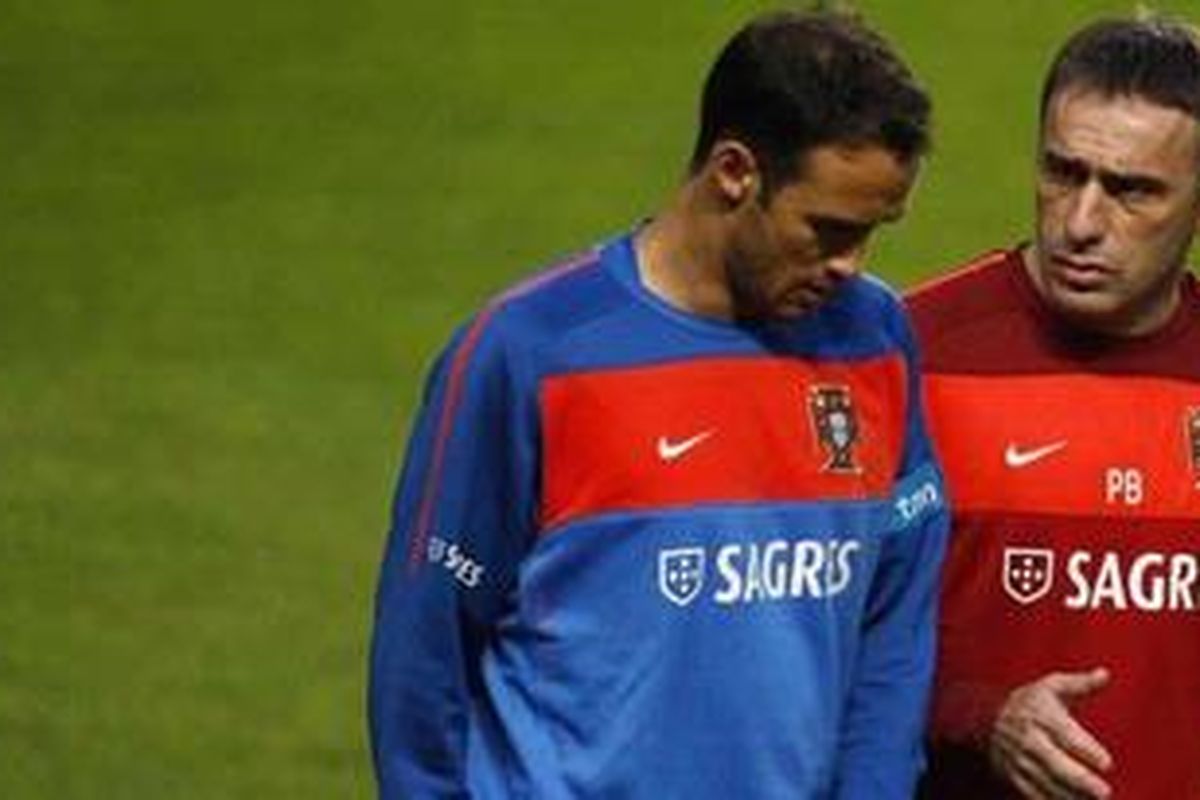 Pelatih Portugal, Paulo Bento dan bek Ricardo Carvalho.  