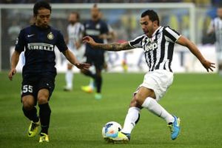 Penyerang Juventus, Carlos Tevez, dibayangi oleh bek Inter Milan, Yuto Nagatomo, dalam lanjutan Serie-A, Sabtu (14/9/2013). 