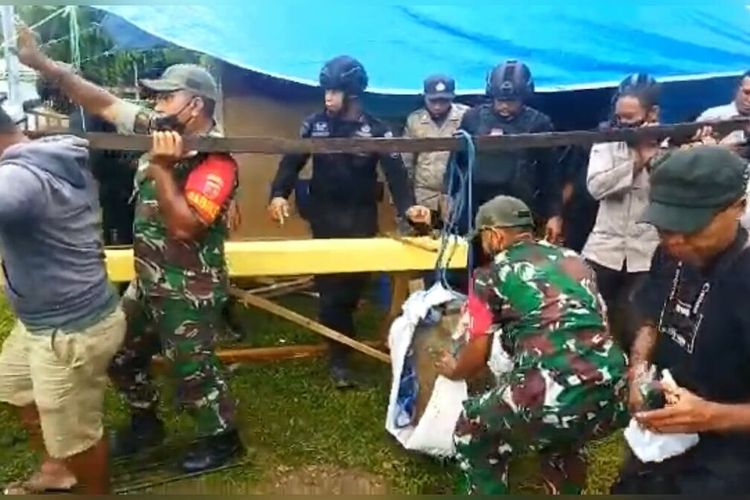 Aparat Brimob dan TNI mengevakuasi sebuah benda diduga bom yang ditemukan warga di lokasi pembangunan gereja di Piru, Kabupaten Seram Bagian Baratm Maluku, Selasa (10/5/2022)
