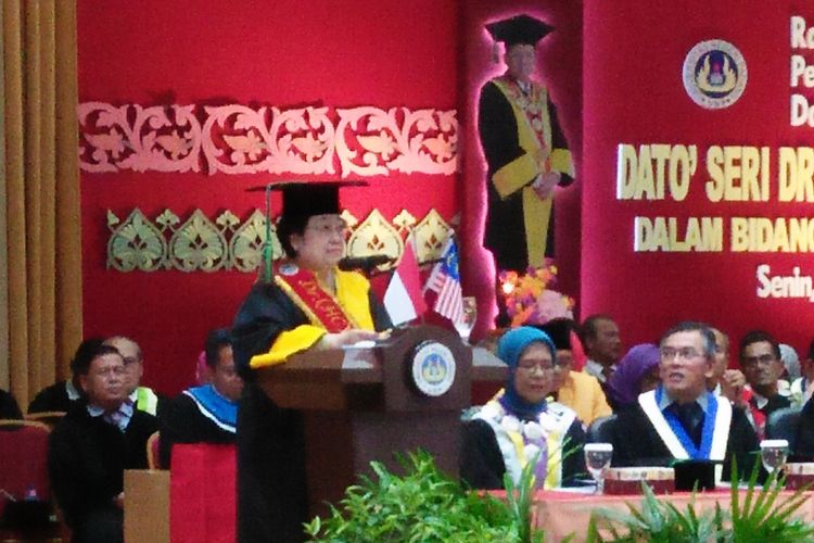 Megawati saat memberikan testimoni kepada Anwar Ibrahim yang menerima gelar doktor honoriscausa dari Universitas Negeri Padang, Senin (29/10/2018).