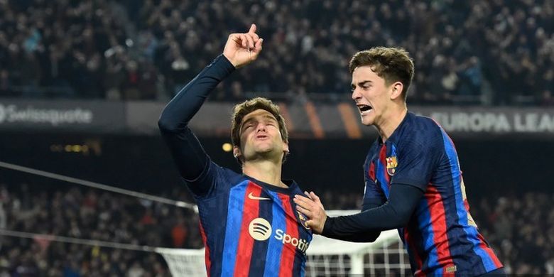 Bek Barcelona, Marcos Alonso (kiri), melakkukan selebrasi bersama rekannya, Gavi, setelah mencetak gol ke gawang Manchester United dalam laga leg pertama 16 besar Liga Europa di Camp Nou, Barcelona, Jumat (17/2/2023) dini hari WIB.