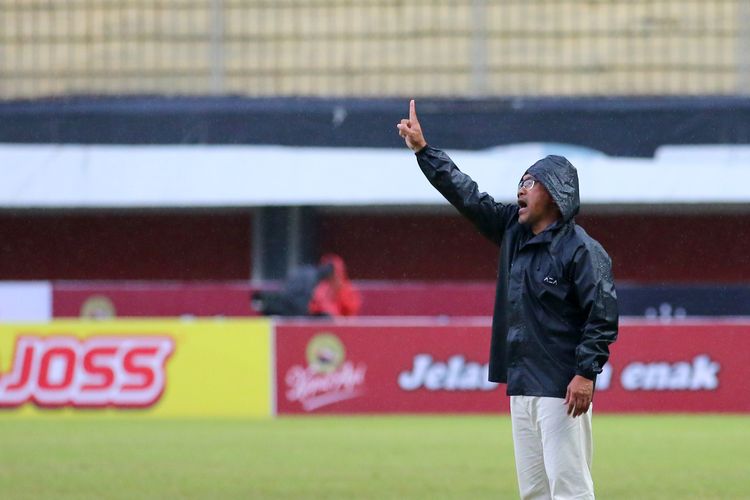 Pelatih Persebaya Surabaya di Liga 1 2022-2023, Aji Santoso.