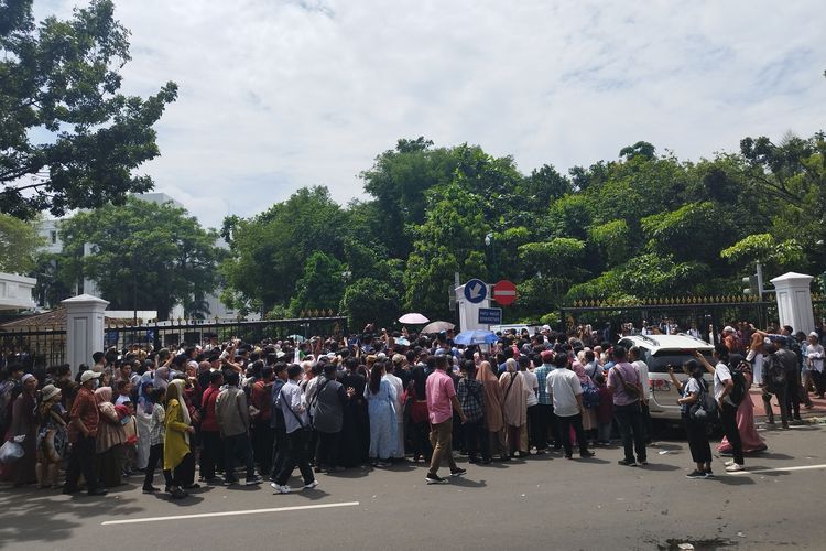 Warga berebut masuk menuju open house Presiden Jokowi di gerbang Kemensetneg, Jakarta Pusat, Rabu (10/4/2024).