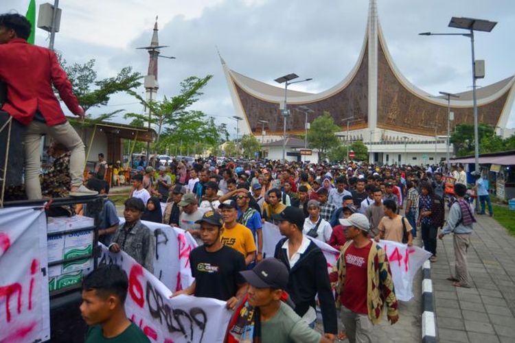 Setidaknya 1.500 warga Nagari Air Bangis, Sumatra Barat berunjuk rasa di Kota Padang untuk menolak usulan Proyek Strategis Nasional (PSN) di daerah mereka.