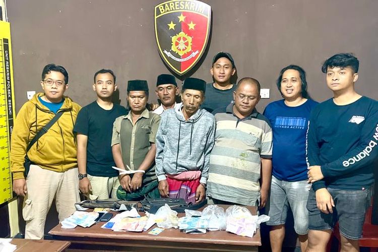Sebanyak empat warga di Kabupaten Situbondo, Provinsi Jawa Timur, ditangkap polisi setelah kedapatan bermain judi online.