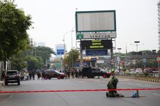 BERITA FOTO: Tim Gegana Periksa Tas Mencurigakan di Tengah Jalan Depan Hotel Sultan