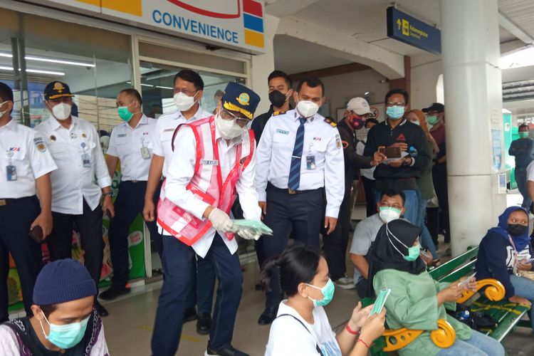 menteri Perhubungan Budi Karya Sumadi saat menbagikan masker kepada penumpang kereta api di stasiun Tugu Yogyakarta