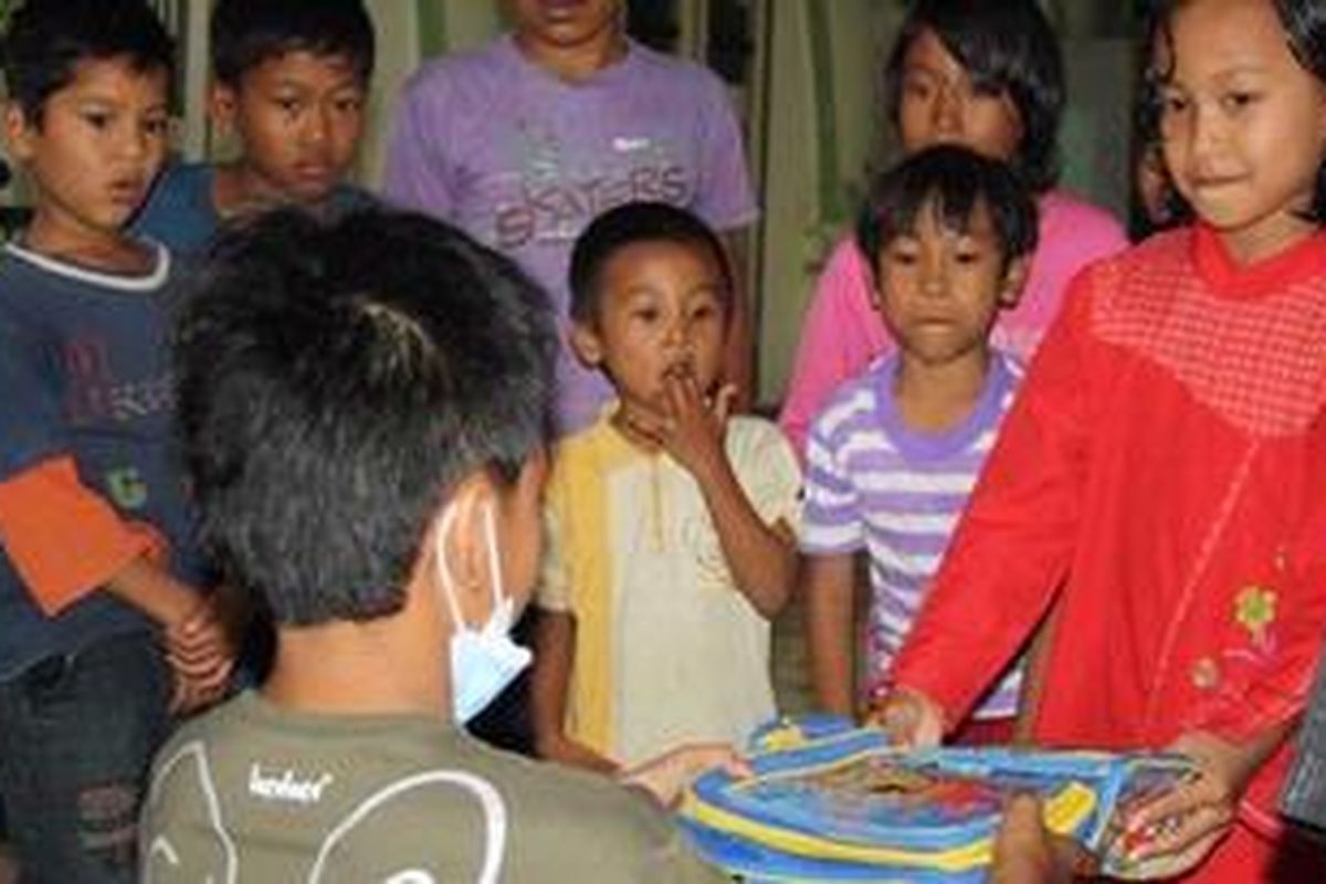 Pembagian Tas Untuk Merapi pada anak-anak pengungsi