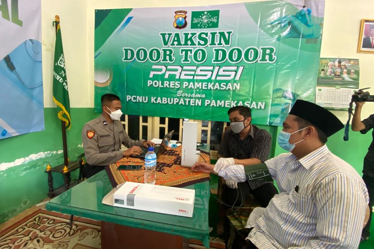Vaksinasi yang dilakukan Polres Pamekasan bersama dengan PCNU Pamekasan. Capaian vaksinasi di Kabupaten Pamekasan untuk dosis 2 masih sangat rendah. Berbagai cara dilakukan oleh pemerintah, namun kesulitan untuk menjaring masyarakat.