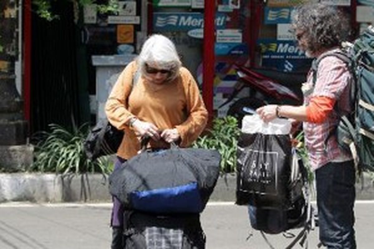 Wisatawan mancanegara tiba di Jalan Jaksa, Jakarta Pusat untuk mencari tempat menginap, Kamis (3/1/2013). Dinas Pariwisata dan Kebudayaan DKI Jakarta menargetkan pertumbuhan turis asing menjadi 2,7 juta tahun 2015. 