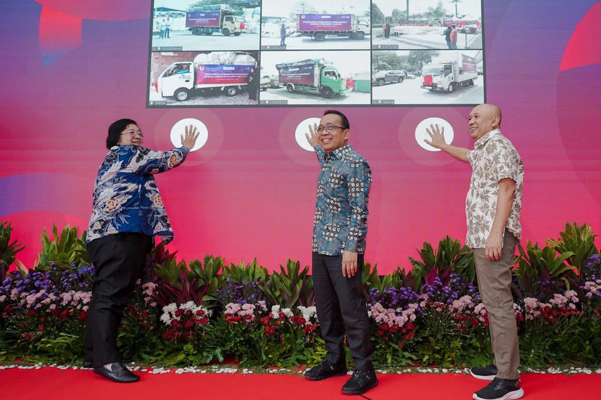 Menteri Sekretaris Negara Pratikno bersama Menteri Lingkungan Hidup dan Kehutanan (LHK) Siti Nurbaya serta Menteri Koperasi dan Usaha Kecil Menengah Teten Masduki membuka secara resmi Festival Lingkungan, Iklim, Kehutanan dan Energi Baru Terbarukan (Festival LIKE) di Indonesia Arena, GBK, Jakarta, Sabtu (16/9/2023).